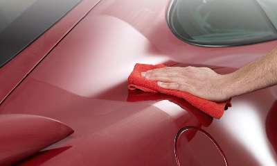 Qual é a diferença entre encerar e polir um carro?