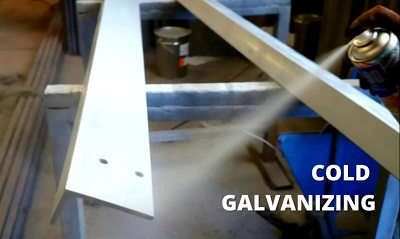 Aplicação de pintura por pulverização industrial de galvanização a frio em máquinas